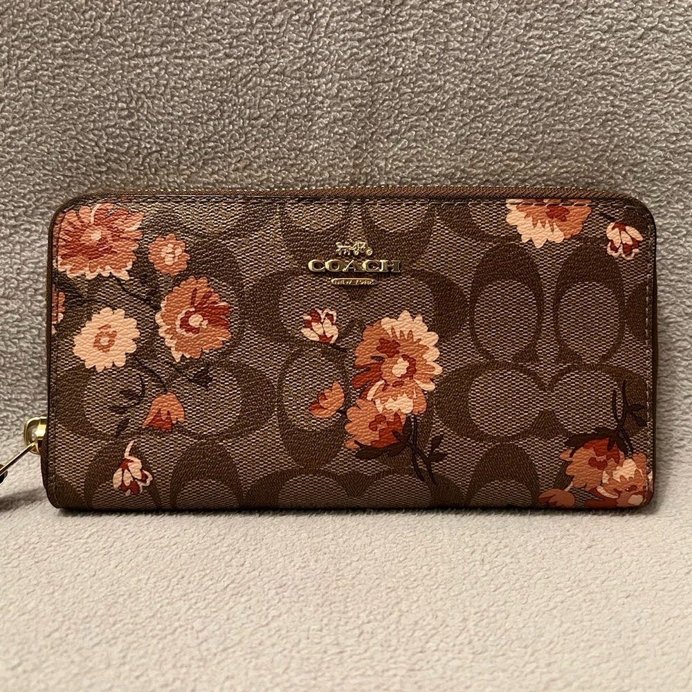 Coach Accordion Zip Wallet in Signature Canvas Prairie Cluster Daisy print